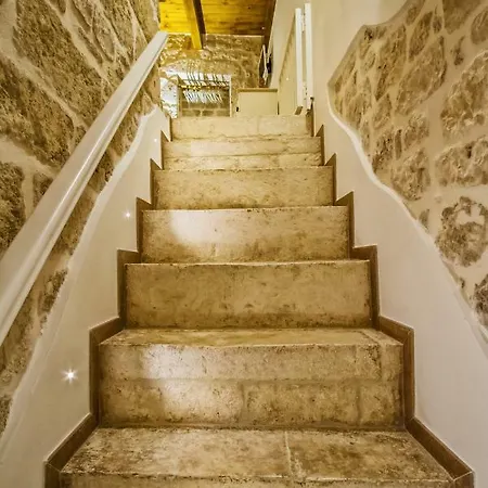 Beatrice كونفيرسانو